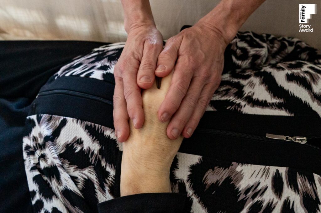 Nog een keer haar handen aanraken na euthanasie